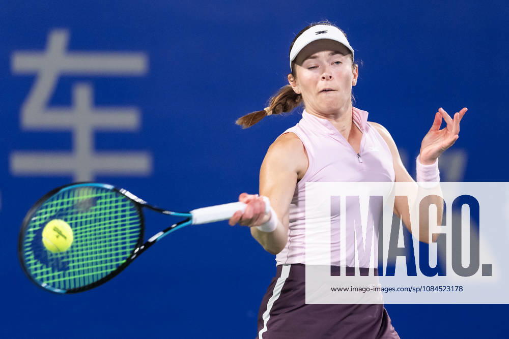 Katie Volynets of USA plays against Hanyu Guo of China ( not in view) during the Wuhan Open final match at the Optics Valley International Tennis Center. Hanyu Guo defeated Katie Volynets with a score of 6-4, 4-6, 7-6. 2026 WTA, Tennis Damen Wuhan Open: Hanyu Guo Vs Katie Volynets In Wuhan, China - 14 Oct 2026 - ZUMAs197 20261014_aaa_s197_115