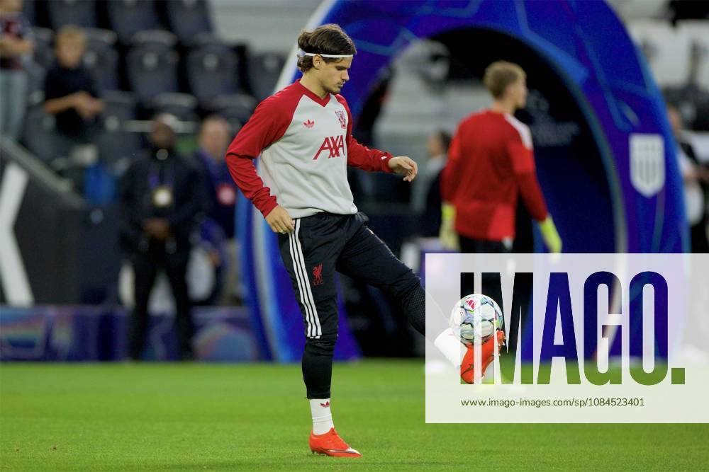 Football - UEFA Champions League - LASK v Liverpool FC LINZ, AUSTRIA - Wednesday, October 14, 2026: Liverpool substitute Milos Kerkez during the pre-match warm-up before the UEFA Champions League 2026 27 League Phase MD2 match between LASK and Liverpool FC at the Oberösterreich Arena. (Photo by David Rawcliffe Propaganda) LINZ Oberösterreich Arena UPPER AUSTRIA AUSTRIA