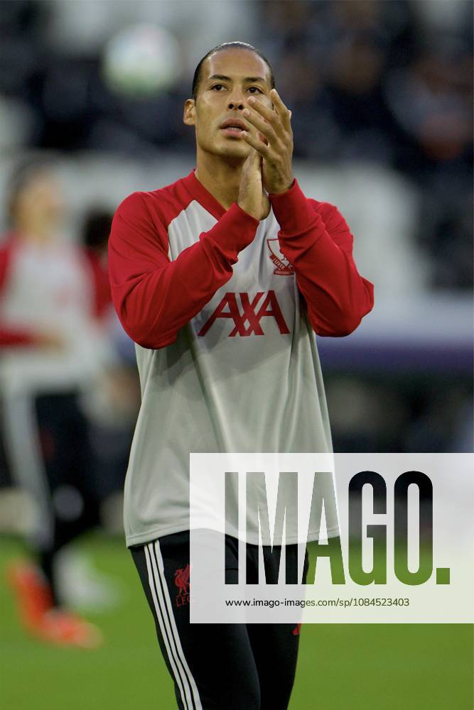 Football - UEFA Champions League - LASK v Liverpool FC LINZ, AUSTRIA - Wednesday, October 14, 2026: Liverpool substitute Virgil van Dijk during the pre-match warm-up before the UEFA Champions League 2026 27 League Phase MD2 match between LASK and Liverpool FC at the Oberösterreich Arena. (Photo by David Rawcliffe Propaganda) LINZ Oberösterreich Arena UPPER AUSTRIA AUSTRIA