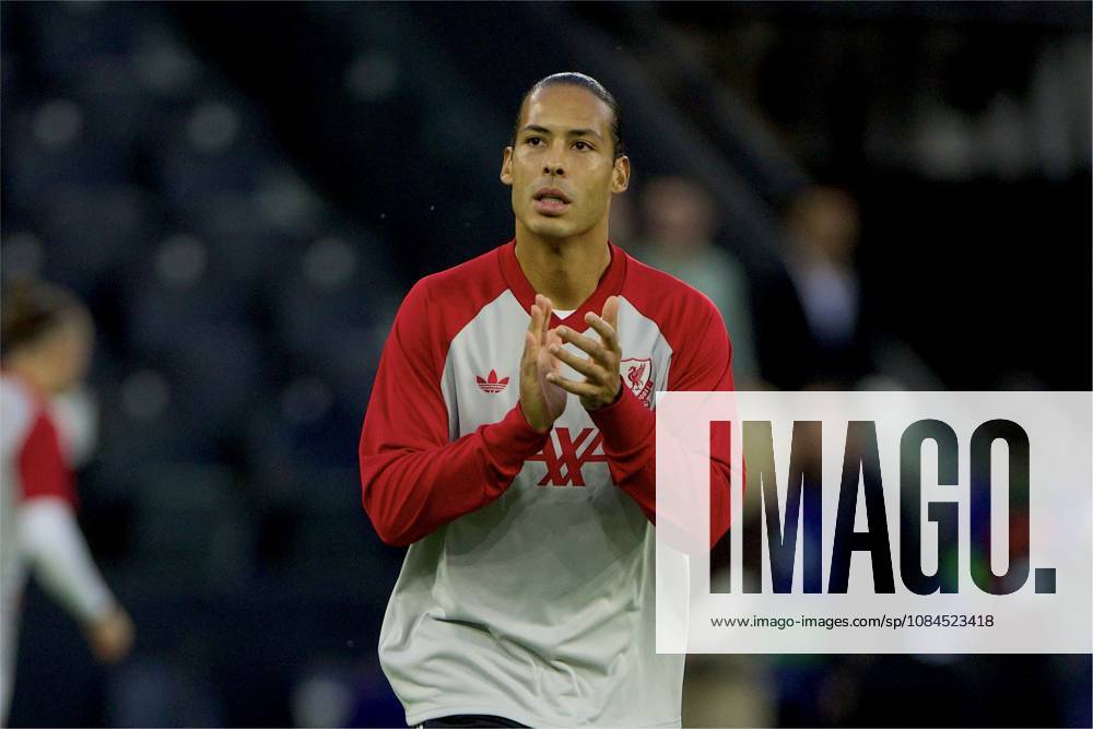 Football - UEFA Champions League - LASK v Liverpool FC LINZ, AUSTRIA - Wednesday, October 14, 2026: Liverpool substitute Virgil van Dijk during the pre-match warm-up before the UEFA Champions League 2026 27 League Phase MD2 match between LASK and Liverpool FC at the Oberösterreich Arena. (Photo by David Rawcliffe Propaganda) LINZ Oberösterreich Arena UPPER AUSTRIA AUSTRIA