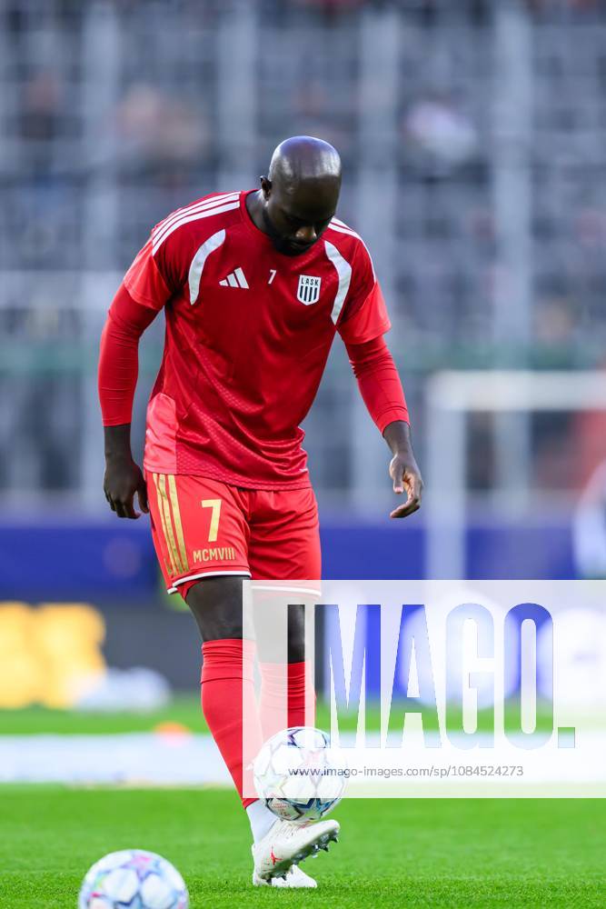 SOCCER - UEFA CL, LASK vs Liverpool LINZ,AUSTRIA,14.OCT.26 - SOCCER - UEFA Champions League, Linzer ASK vs Liverpool FC. Image shows Samuel Adeniran (LASK) during warm-up. GEPAxpictures xChristianxMoser