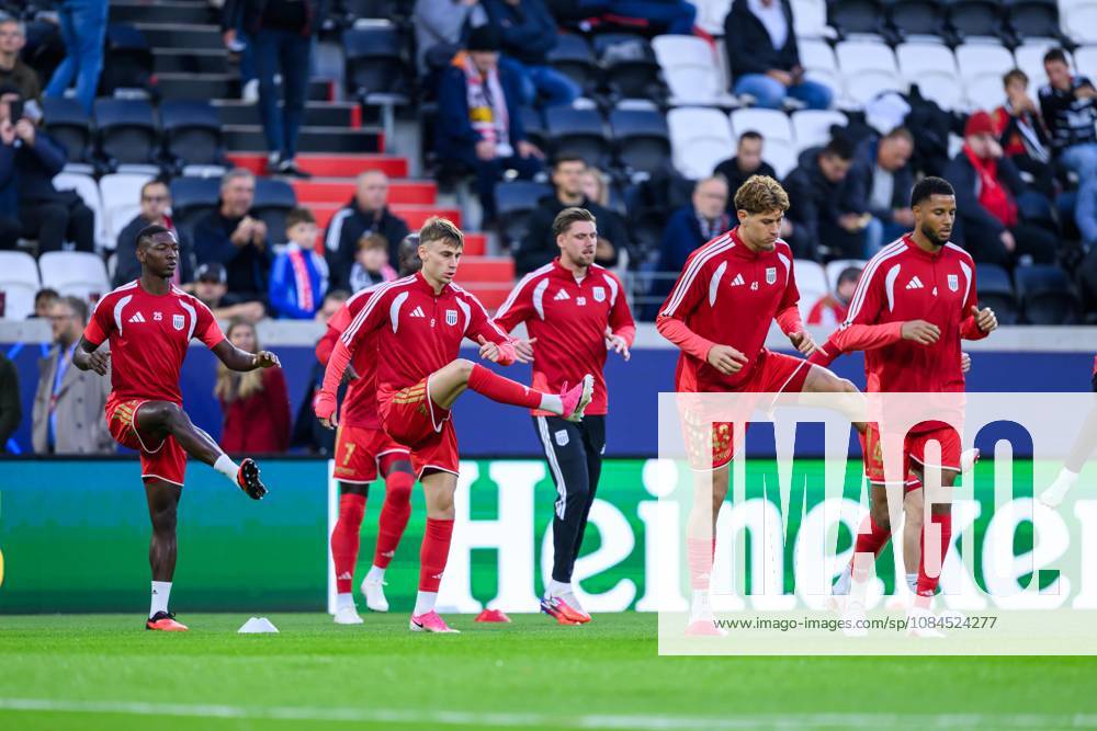 SOCCER - UEFA CL, LASK vs Liverpool LINZ,AUSTRIA,14.OCT.26 - SOCCER - UEFA Champions League, Linzer ASK vs Liverpool FC. Image shows players of LASK during warm-up. GEPAxpictures xChristianxMoser