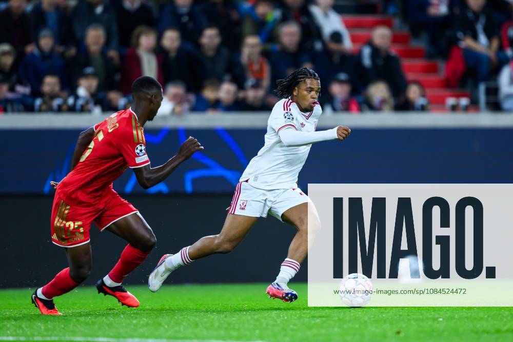 SOCCER - UEFA CL, LASK vs Liverpool LINZ,AUSTRIA,14.OCT.26 - SOCCER - UEFA Champions League, Linzer ASK vs Liverpool FC. Image shows Rio Ngumoha (Liverpool) and Junior Yvan Nyabeye Dibango (LASK). GEPAxpictures xChristianxMoser