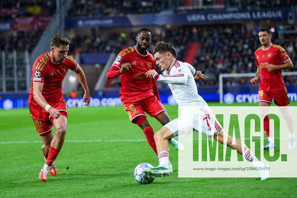 SOCCER - UEFA CL, LASK vs Liverpool LINZ,AUSTRIA,14.OCT.26 - SOCCER - UEFA Champions League, Linzer ASK vs Liverpool FC. Image shows Florian Wirtz (Liverpool), Kasper Joergensen and Melayro Bogarde (LASK). GEPAxpictures xChristianxMoser