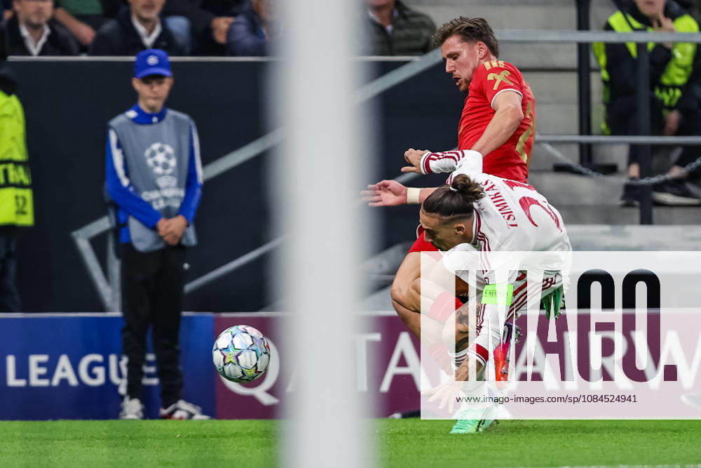 SOCCER - UEFA CL, LASK vs Liverpool LINZ,AUSTRIA,14.OCT.26 - SOCCER - UEFA Champions League, Linzer ASK vs Liverpool FC. Image shows Kostas Tsimikas (Liverpool) and Kasper Jorgensen (LASK). GEPAxpictures xManuelxBinder