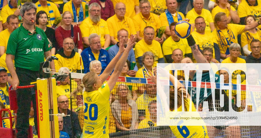 Volleyball, Frauen, VBL, 1. VBL, 1. Volleyball-Bundesliga, Saison 2026 27, 1. Spieltag, SSC Palmberg Schwerin - Dresdner SC, Lena Kindermann (Dresdner SC, re.) gegen Jet Kok (SSC Palmberg Schwerin, li.) und Marjie ten Brinke (SSC Palmberg Schwerin, Mitte) Schwerin Palmberg Arena Mecklenburg-Vorpommern Deutschland