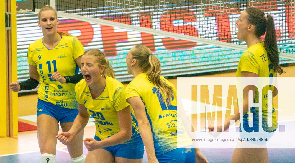 Volleyball, Frauen, VBL, 1. VBL, 1. Volleyball-Bundesliga, Saison 2026 27, 1. Spieltag, SSC Palmberg Schwerin - Dresdner SC, Anne Hölzig (SSC Palmberg Schwerin, li), Jet Kok (SSC Palmberg Schwerin, 2.v.li.), Hannah Kohn (SSC Palmberg Schwerin, 2.v.re.) und Marjie ten Brinke (SSC Palmberg Schwerin, re.) jubeln. Schwerin Palmberg Arena Mecklenburg-Vorpommern Deutschland