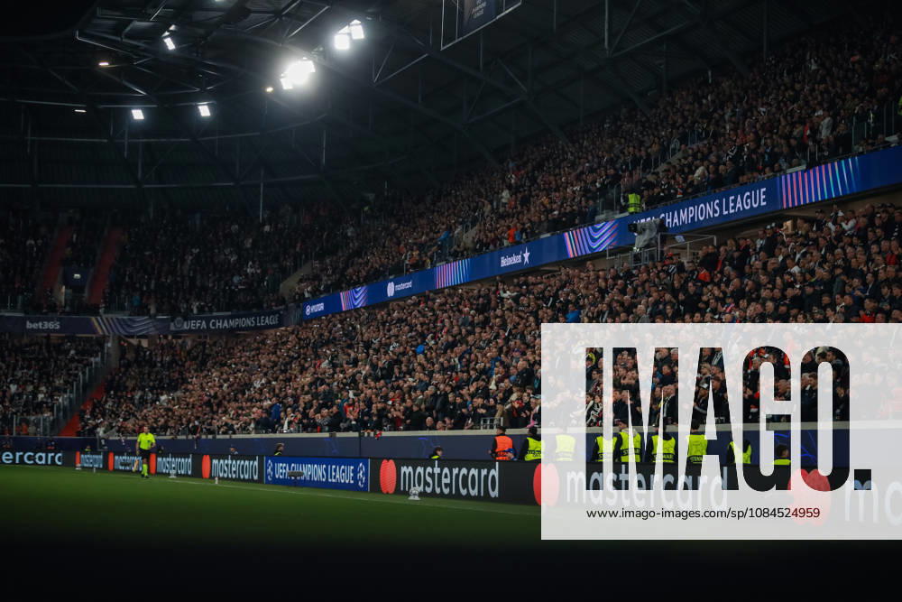 SOCCER - UEFA CL, LASK vs Liverpool LINZ,AUSTRIA,14.OCT.26 - SOCCER - UEFA Champions League, Linzer ASK vs Liverpool FC. Image shows a feature with fans. GEPAxpictures xManuelxBinder