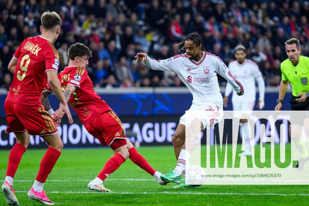 SOCCER - UEFA CL, LASK vs Liverpool LINZ,AUSTRIA,14.OCT.26 - SOCCER - UEFA Champions League, Linzer ASK vs Liverpool FC. Image shows Christoph Lang (LASK) and Bradley Barcola (Liverpool). GEPAxpictures xChristianxMoser
