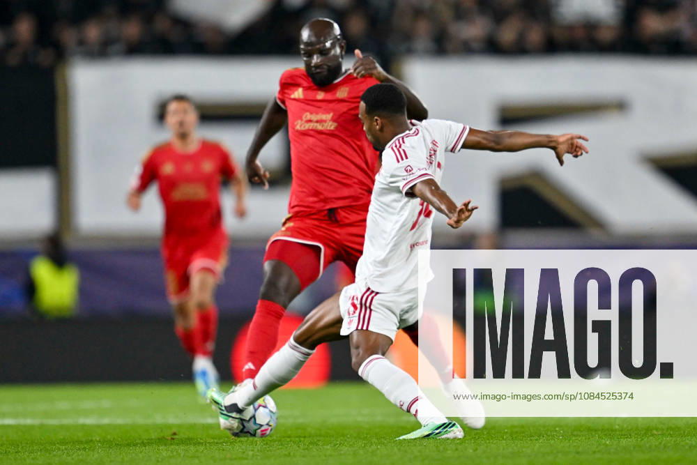 SOCCER - UEFA CL, LASK vs Liverpool LINZ,AUSTRIA,14.OCT.26 - SOCCER - UEFA Champions League, Linzer ASK vs Liverpool FC. Image shows Samuel Adeniran (LASK) and Ryan Gravenberch (Liverpool). GEPAxpictures Retkoceri