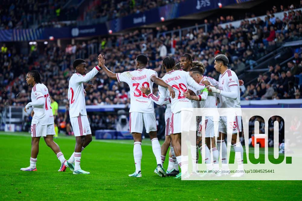 SOCCER - UEFA CL, LASK vs Liverpool LINZ,AUSTRIA,14.OCT.26 - SOCCER - UEFA Champions League, Linzer ASK vs Liverpool FC. Image shows the rejoicing of Liverpool with Ronald Araujo (Liverpool). GEPAxpictures xChristianxMoser
