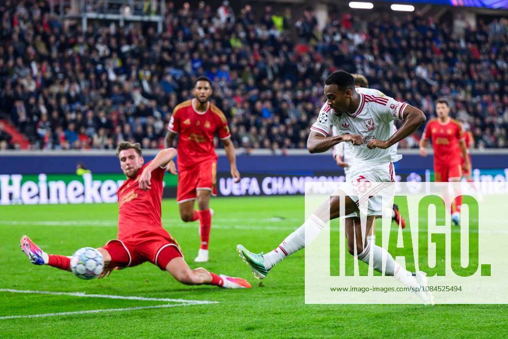 SOCCER - UEFA CL, LASK vs Liverpool LINZ,AUSTRIA,14.OCT.26 - SOCCER - UEFA Champions League, Linzer ASK vs Liverpool FC. Image shows Ryan Gravenberch (Liverpool) and Kasper Joergensen (LASK). GEPAxpictures xChristianxMoser