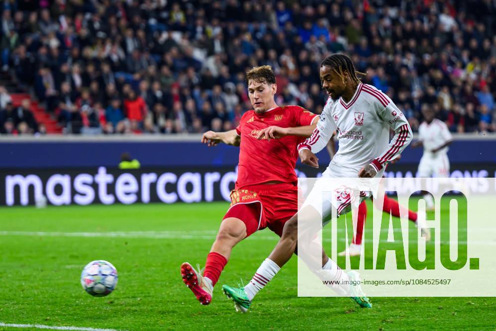 SOCCER - UEFA CL, LASK vs Liverpool LINZ,AUSTRIA,14.OCT.26 - SOCCER - UEFA Champions League, Linzer ASK vs Liverpool FC. Image shows Bradley Barcola (Liverpool) and Joao Tornich (LASK). GEPAxpictures xChristianxMoser