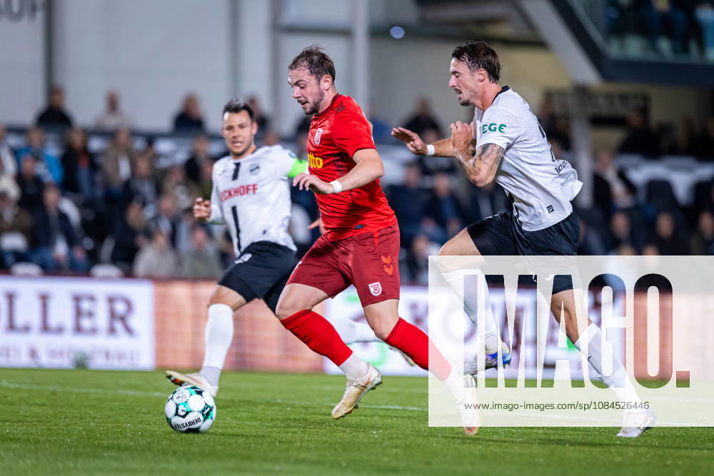 (L-R) Lucas Hermes (SSV Jahn Regensburg, 27) im Zweikampf mit Noah Koenig (SC Verl, 22) GER, SC Verl vs. SSV Jahn Regensburg, Fussball, 3. Liga, 9. Spieltag, Spielzeit 2026 2027, 14.10.2026 DFL Regulations prohibit any use of photographers as image sequences and or quasi-video. GER, SC Verl vs. SSV Jahn Regensburg, Fussball, 3. Liga, 9. Spieltag, Spielzeit 2026 2027, 14.10.2026 Verl