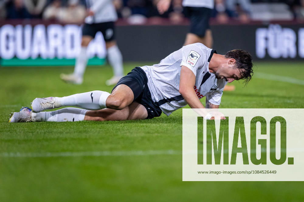 Noah Koenig (SC Verl, 22) reagiert enttaeuscht nach dem Gegentor zum 0:1 durch Lucas Hermes (SSV Jahn Regensburg, 27) GER, SC Verl vs. SSV Jahn Regensburg, Fussball, 3. Liga, 9. Spieltag, Spielzeit 2026 2027, 14.10.2026 DFL Regulations prohibit any use of photographers as image sequences and or quasi-video. GER, SC Verl vs. SSV Jahn Regensburg, Fussball, 3. Liga, 9. Spieltag, Spielzeit 2026 2027, 14.10.2026 Verl