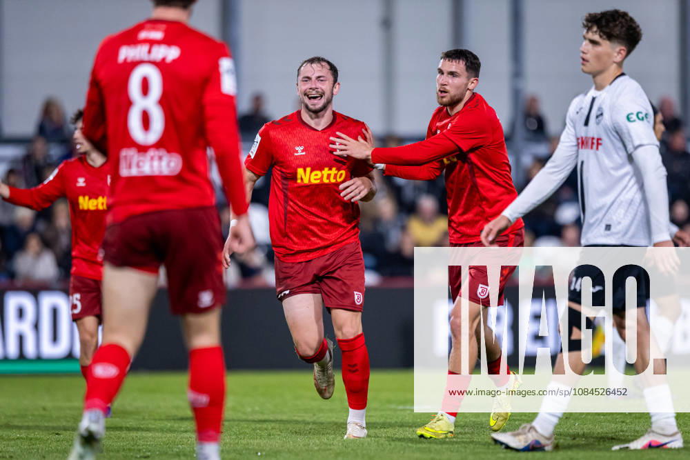 (L-R) Lucas Hermes (SSV Jahn Regensburg, 27) jubelt ueber das Tor zum 0:1 mit Oscar Schoenfelder (SSV Jahn Regensburg, 07) (rechts) GER, SC Verl vs. SSV Jahn Regensburg, Fussball, 3. Liga, 9. Spieltag, Spielzeit 2026 2027, 14.10.2026 DFL Regulations prohibit any use of photographers as image sequences and or quasi-video. GER, SC Verl vs. SSV Jahn Regensburg, Fussball, 3. Liga, 9. Spieltag, Spielzeit 2026 2027, 14.10.2026 Verl