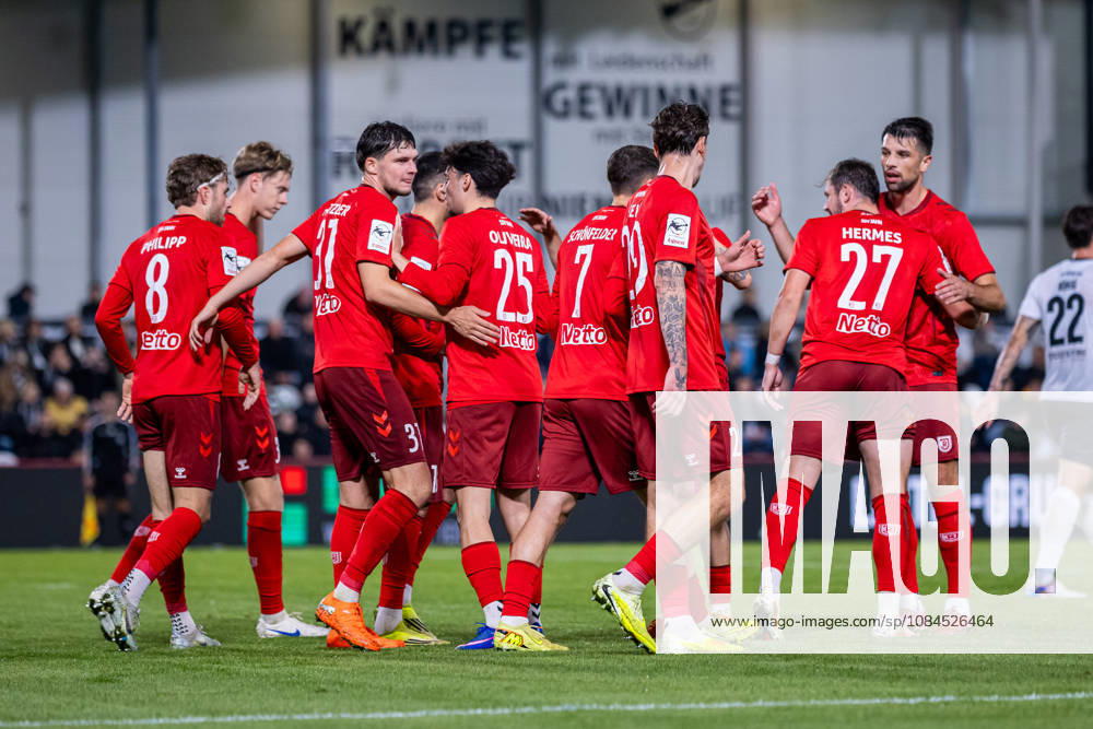 Die Spieler von SSV Jahn Regensburg jubelt ueber das Tor zum 0:1 durch Lucas Hermes (SSV Jahn Regensburg, 27) GER, SC Verl vs. SSV Jahn Regensburg, Fussball, 3. Liga, 9. Spieltag, Spielzeit 2026 2027, 14.10.2026 DFL Regulations prohibit any use of photographers as image sequences and or quasi-video. GER, SC Verl vs. SSV Jahn Regensburg, Fussball, 3. Liga, 9. Spieltag, Spielzeit 2026 2027, 14.10.2026 Verl