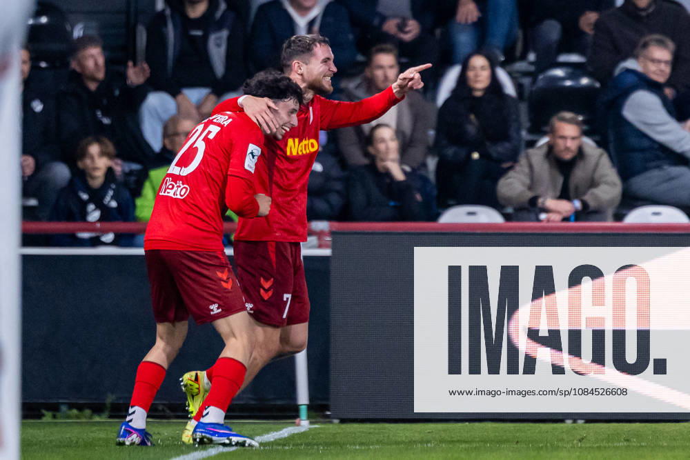 (L-R) Nicolas Oliveira (SSV Jahn Regensburg, 25) und Oscar Schoenfelder (SSV Jahn Regensburg, 07) (Torschuetze) jubeln ueber das Tor zum 0:2 GER, SC Verl vs. SSV Jahn Regensburg, Fussball, 3. Liga, 9. Spieltag, Spielzeit 2026 2027, 14.10.2026 DFL Regulations prohibit any use of photographers as image sequences and or quasi-video. GER, SC Verl vs. SSV Jahn Regensburg, Fussball, 3. Liga, 9. Spieltag, Spielzeit 2026 2027, 14.10.2026 Verl