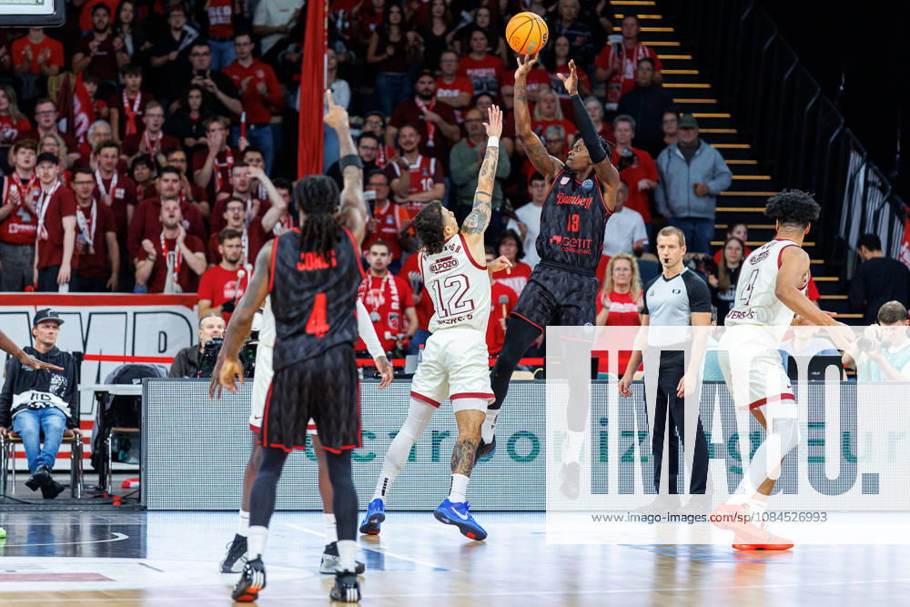 Jonah Radebaugh (UCAM Murcia, 12), Trevon Scott (BMA365 Bamberg Baskets, 13), BMA365 Bamberg Baskets vs. UCAM Murcia, Basketball, Basketball Champions League, 3. Spieltag, 14.10.2026 BMA365 Bamberg Baskets vs. UCAM Murcia, Basketball, Basketball Champions League, 3. Spieltag, 14.10.2026 Bamberg