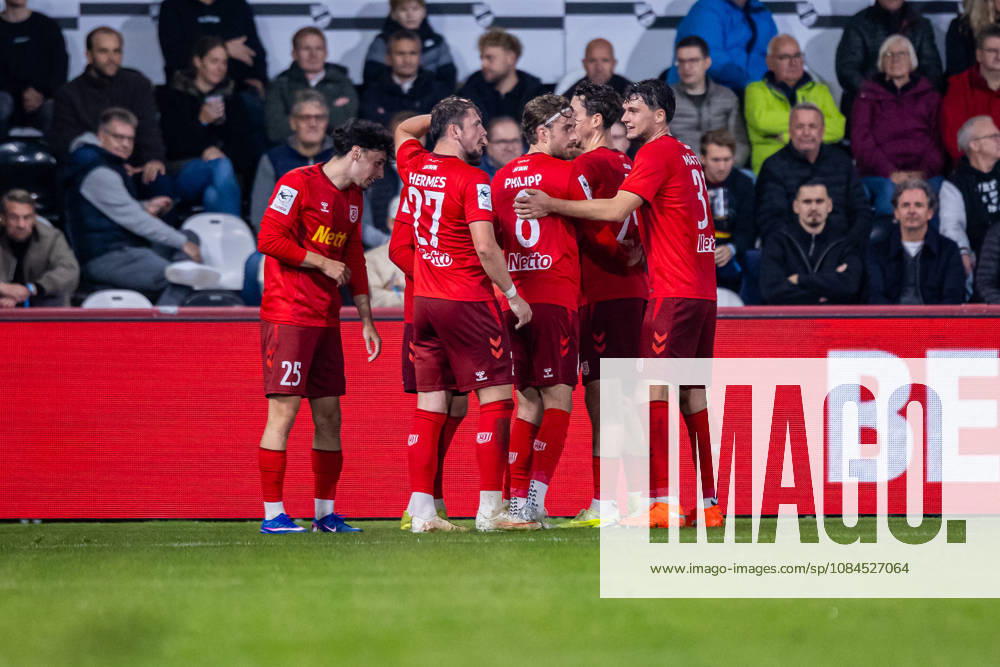 Die Spieler von SSV Jahn Regensburg jubeln ueber das Tor zum 0:2 durch Oscar Schoenfelder (SSV Jahn Regensburg, 07) GER, SC Verl vs. SSV Jahn Regensburg, Fussball, 3. Liga, 9. Spieltag, Spielzeit 2026 2027, 14.10.2026 DFL Regulations prohibit any use of photographers as image sequences and or quasi-video. GER, SC Verl vs. SSV Jahn Regensburg, Fussball, 3. Liga, 9. Spieltag, Spielzeit 2026 2027, 14.10.2026 Verl