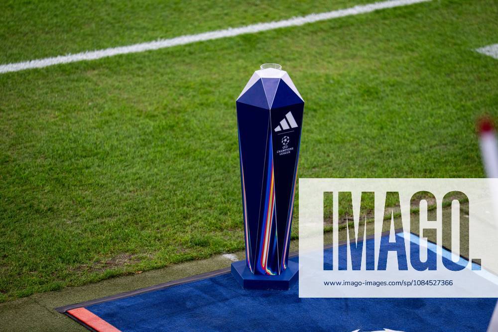 Champions League, 2. Spieltag, Å K Slovan Bratislava vs. VfB Stuttgart im Å tadion Tehelnà pole Narodný futbalový Å¡tadion Champions League Night WICHTIGER HINWEIS: Gemäß den Vorgaben des DFB und der DFL ist es untersagt, in dem Stadion und oder vom Spiel angefertigte Fotoaufnahmen in Form von Sequenzbildern und oder videoähnlichen Fotostrecken zu verwerten bzw. verwerten zu lassen.