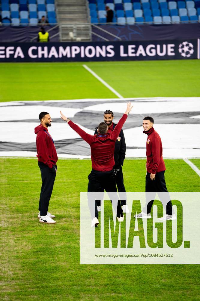 Champions League, 2. Spieltag, Å K Slovan Bratislava vs. VfB Stuttgart im Å tadion Tehelnà pole Narodný futbalový Å¡tadion Ermedin Demirović (VfB) mit Jubel vor dem Spiel WICHTIGER HINWEIS: Gemäß den Vorgaben des DFB und der DFL ist es untersagt, in dem Stadion und oder vom Spiel angefertigte Fotoaufnahmen in Form von Sequenzbildern und oder videoähnlichen Fotostrecken zu verwerten bzw. verwerten zu lassen.