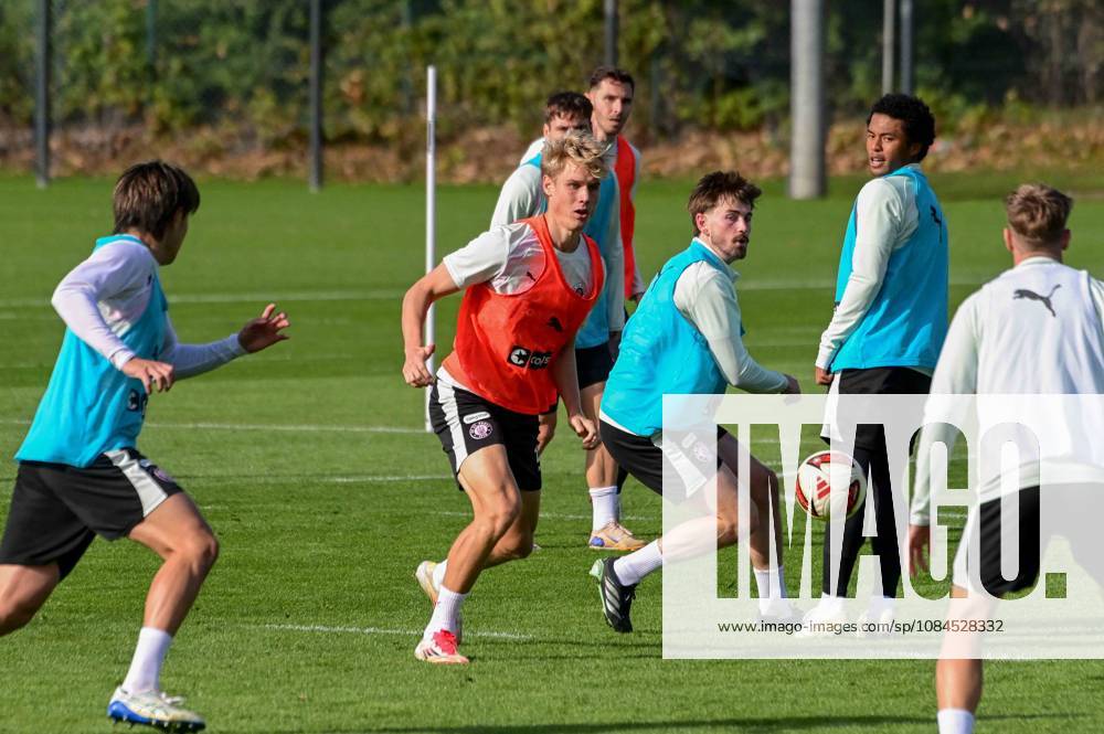 Sam Klein Connor Metcalfe Joel Chima Fujita ( Pauli ) Deutschland , Hamburg , Trainingsgelände an der Kollaustrasse , Fussball , 2. Bundesliga , FC St Pauli