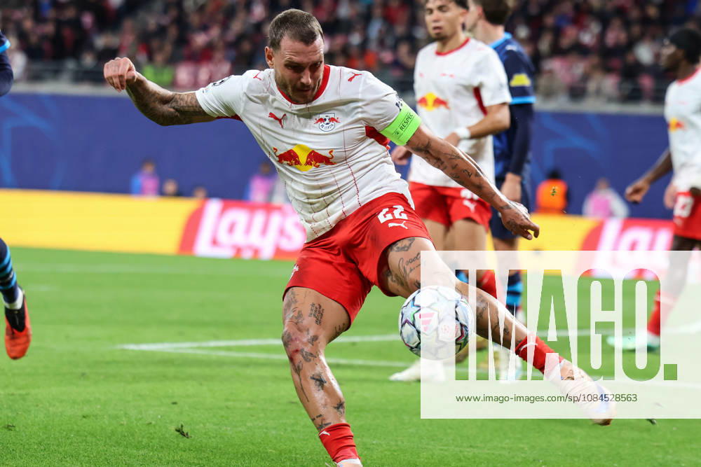 Deutschland: Fußball - UEFA Champions League - Saison 2026 - 2027, 2. Spieltag - RB Leipzig gegen PSV Eindhoven, Red Bull Arena (Leipzig): David Raum (RB Leipzig, 22) klärt den Ball