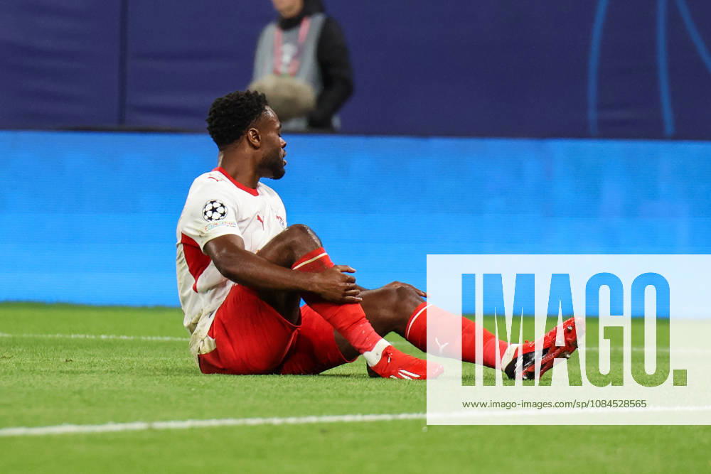 Deutschland: Fußball - UEFA Champions League - Saison 2026 - 2027, 2. Spieltag - RB Leipzig gegen PSV Eindhoven, Red Bull Arena (Leipzig): Ridle Baku (RB Leipzig, 17) am Boden
