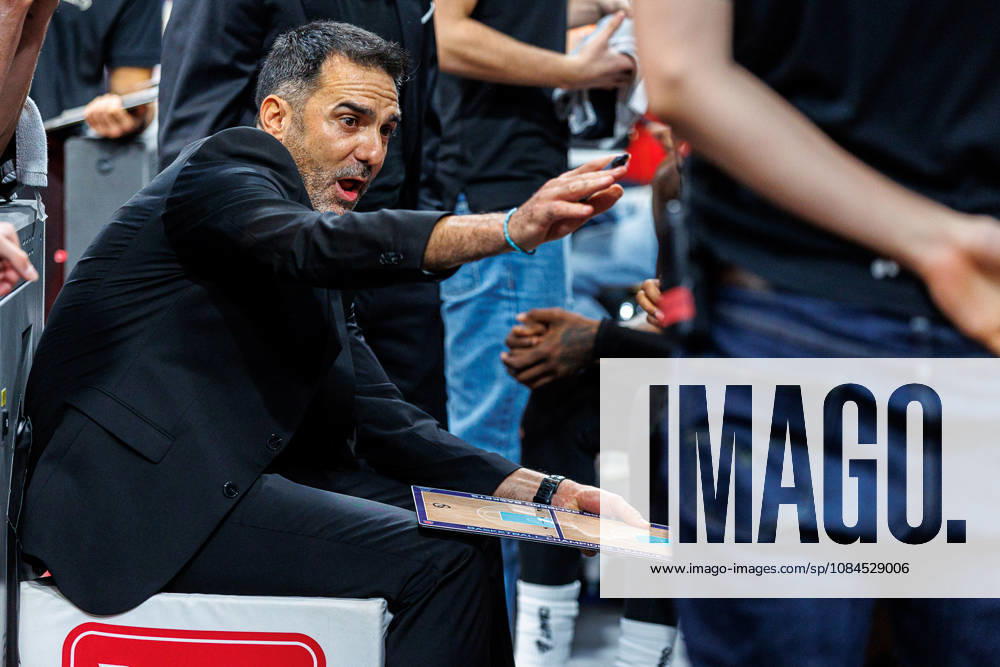 Jesus Ramirez (BMA365 Bamberg Baskets, Trainer), Einzelbild, Einzelfoto, Portrait, Portraet, Auszeit, BMA365 Bamberg Baskets vs. UCAM Murcia, Basketball, Basketball Champions League, 3. Spieltag, 14.10.2026 BMA365 Bamberg Baskets vs. UCAM Murcia, Basketball, Basketball Champions League, 3. Spieltag, 14.10.2026 Bamberg