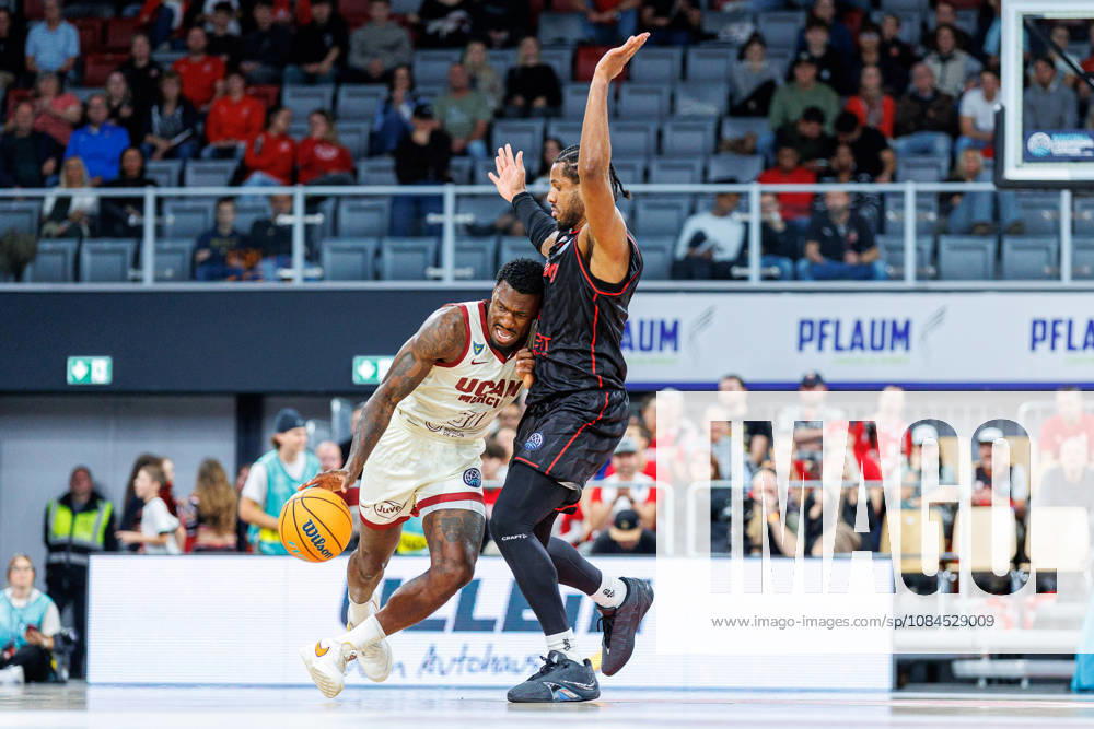 Dylan Ennis (UCAM Murcia, 31), Jordan Wright (BMA365 Bamberg Baskets, 03), BMA365 Bamberg Baskets vs. UCAM Murcia, Basketball, Basketball Champions League, 3. Spieltag, 14.10.2026 BMA365 Bamberg Baskets vs. UCAM Murcia, Basketball, Basketball Champions League, 3. Spieltag, 14.10.2026 Bamberg