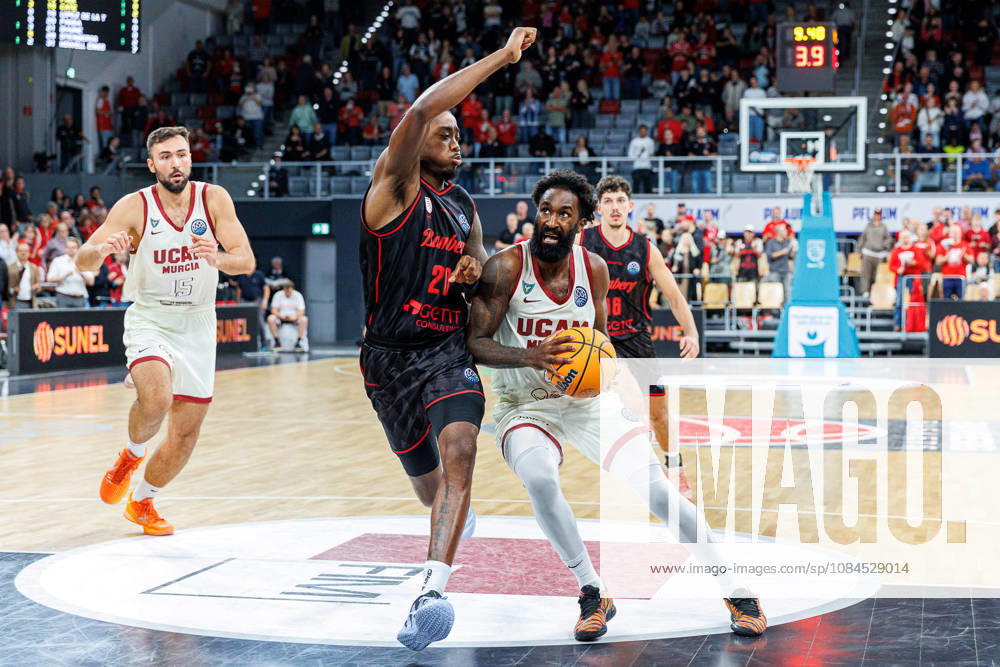 Hason Ward (BMA365 Bamberg Baskets, 20), Howard Sant-Roos (UCAM Murcia, 08), BMA365 Bamberg Baskets vs. UCAM Murcia, Basketball, Basketball Champions League, 3. Spieltag, 14.10.2026 BMA365 Bamberg Baskets vs. UCAM Murcia, Basketball, Basketball Champions League, 3. Spieltag, 14.10.2026 Bamberg