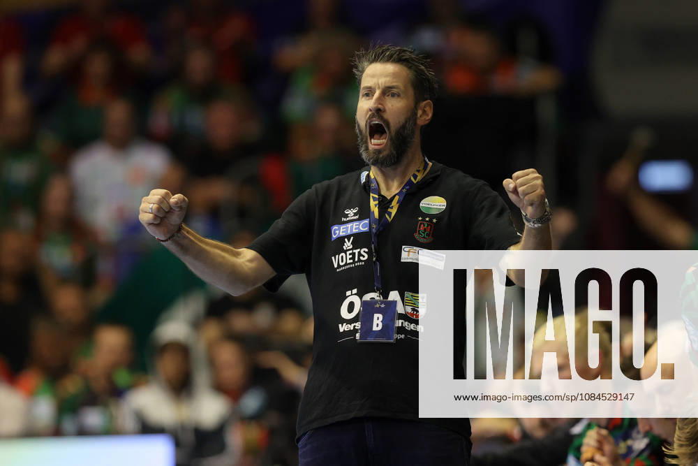 Handball Champions Legaue, SC Magdeburg - Industria Kielce, v.l. Bennet Wiegert (Magdeburg, Trainer) Jubel, Torjubel, jubelt ueber das Tor, celebrate the goal, celebration Magdeburg