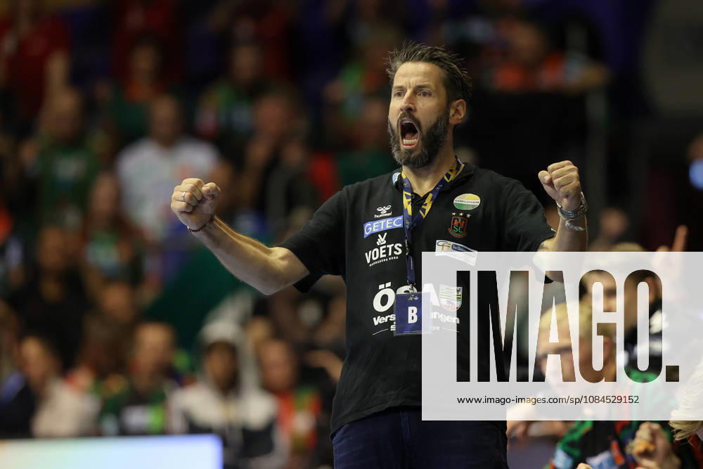 Handball Champions Legaue, SC Magdeburg - Industria Kielce, v.l. Bennet Wiegert (Magdeburg, Trainer) Jubel, Torjubel, jubelt ueber das Tor, celebrate the goal, celebration Magdeburg