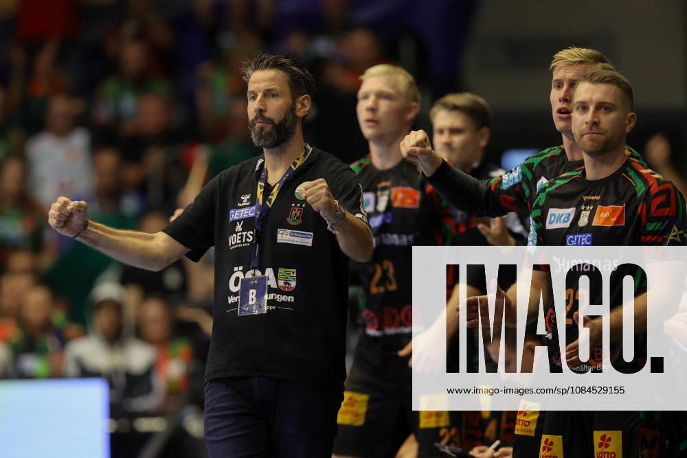 Handball Champions Legaue, SC Magdeburg - Industria Kielce, v.l. Bennet Wiegert (Magdeburg, Trainer) Jubel, Torjubel, jubelt ueber das Tor, celebrate the goal, celebration Magdeburg