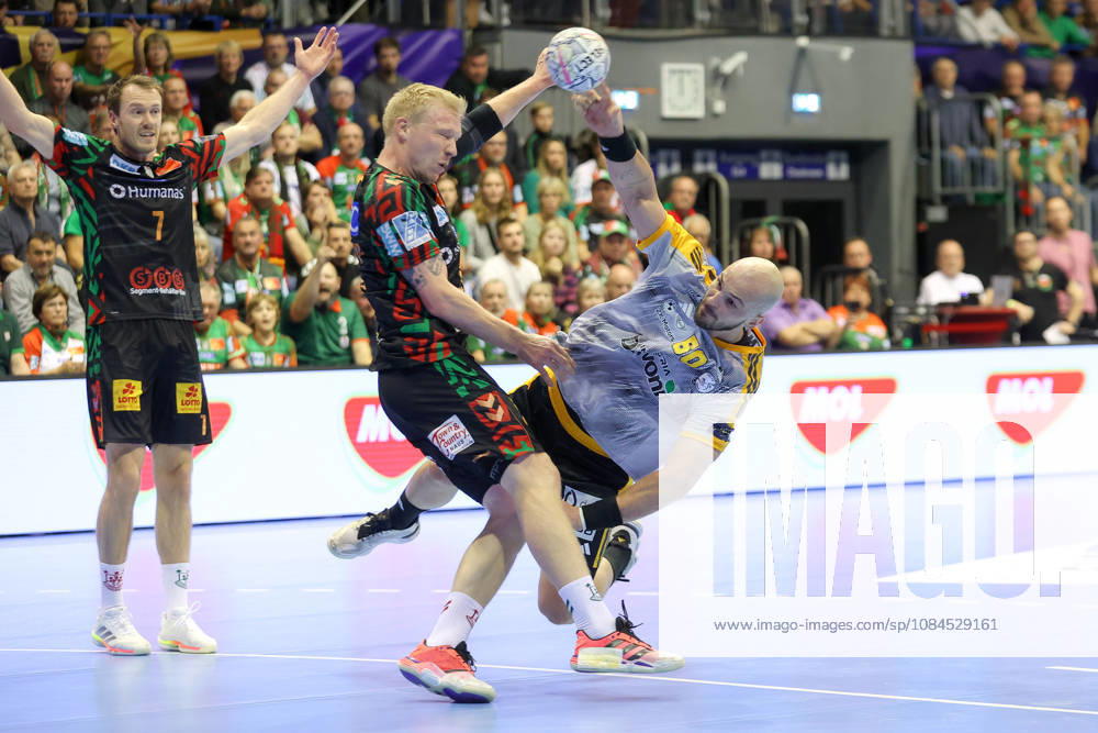 Handball Champions Legaue, SC Magdeburg - Industria Kielce, v.l. Magnus Saugstrup (Magdeburg, 23), ki50 Zweikampf, Duell, Kampf, tackle Magdeburg