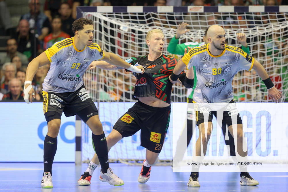 Handball Champions Legaue, SC Magdeburg - Industria Kielce, v.l. Theo Monar (Kielce, 97), Magnus Saugstrup (Magdeburg, 23), Artsem Karalek (Kielce, 50) Zweikampf, Duell, Kampf, tackle Magdeburg