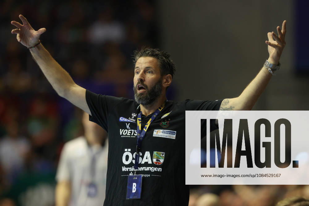 Handball Champions Legaue, SC Magdeburg - Industria Kielce, v.l. Bennet Wiegert (Magdeburg, Trainer) gibt Anweisungen, gestikuliert mit den Armen, gesticulate, gives instructions Magdeburg
