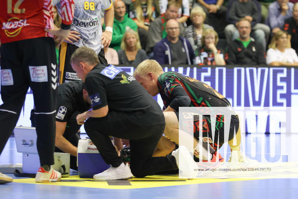 Handball Champions Legaue, SC Magdeburg - Industria Kielce, v.l. Felix Claar (Magdeburg, 7) verletzt Verletzung Magdeburg