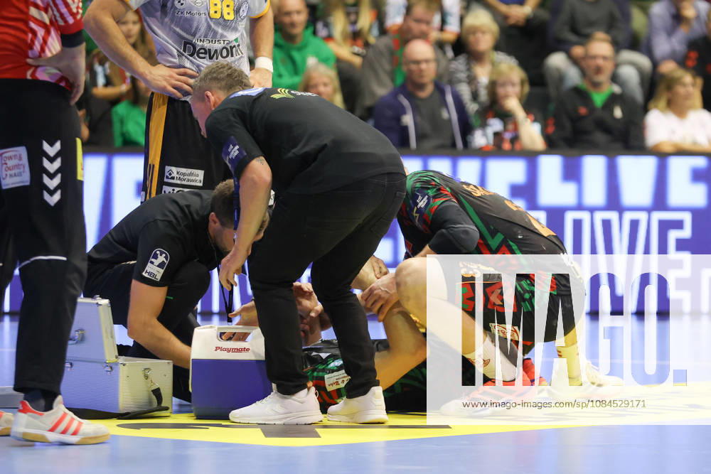 Handball Champions Legaue, SC Magdeburg - Industria Kielce, v.l. Felix Claar (Magdeburg, 7) verletzt Verletzung Magdeburg