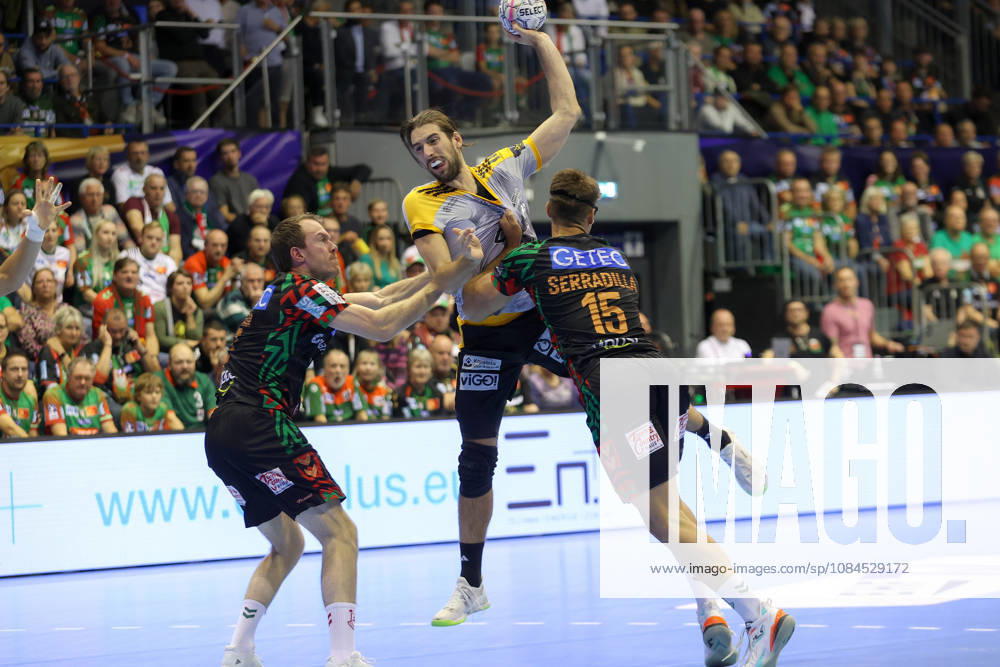 Handball Champions Legaue, SC Magdeburg - Industria Kielce, v.l. mFelix Claar (Magdeburg, 7), Julien Bos (Kielce, 13), Antonio Serradilla Cuenca (Magdeburg, 15) Zweikampf, Duell, Kampf, tackle Magdeburg