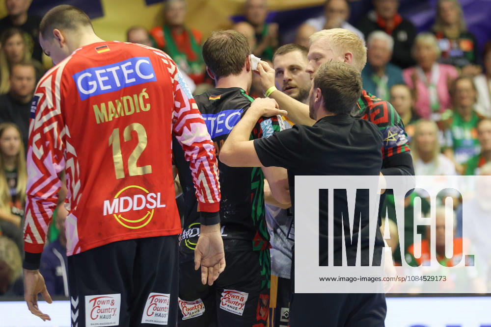 Handball Champions Legaue, SC Magdeburg - Industria Kielce, v.l. Felix Claar (Magdeburg, 7) verletzt Verletzung Magdeburg