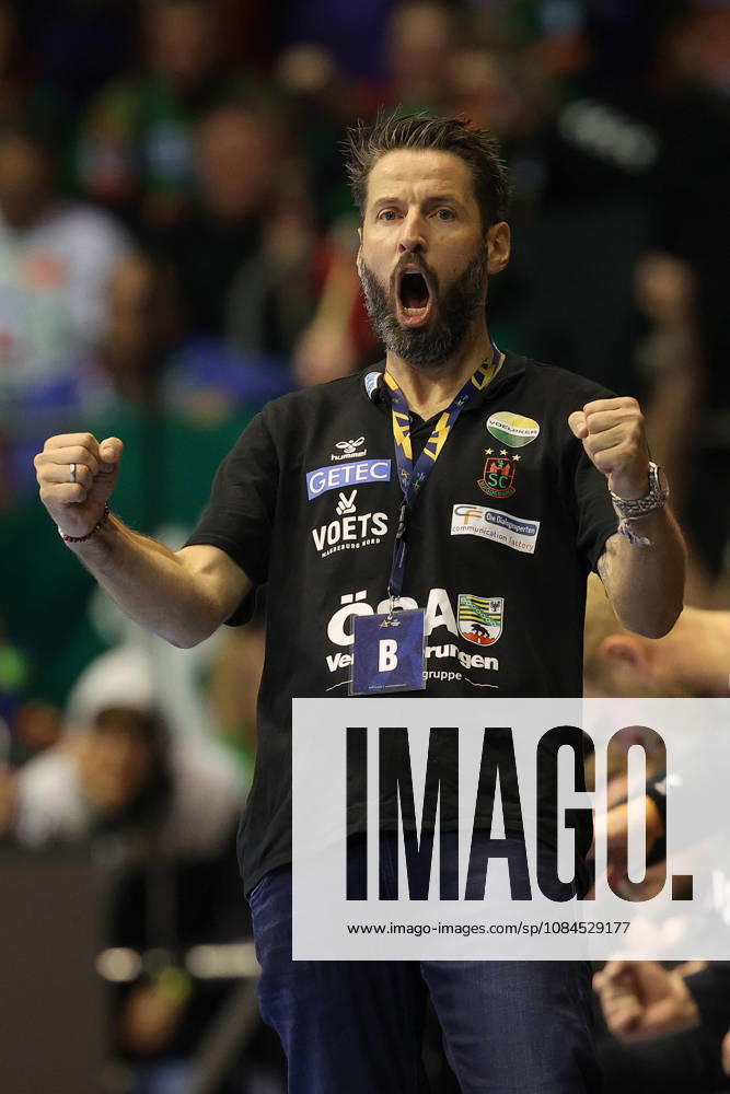 Handball Champions Legaue, SC Magdeburg - Industria Kielce, v.l. Bennet Wiegert (Magdeburg, Trainer) Jubel, Torjubel, jubelt ueber das Tor, celebrate the goal, celebration Magdeburg