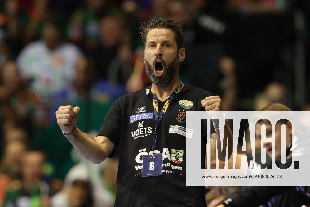Handball Champions Legaue, SC Magdeburg - Industria Kielce, v.l. Bennet Wiegert (Magdeburg, Trainer) Jubel, Torjubel, jubelt ueber das Tor, celebrate the goal, celebration Magdeburg