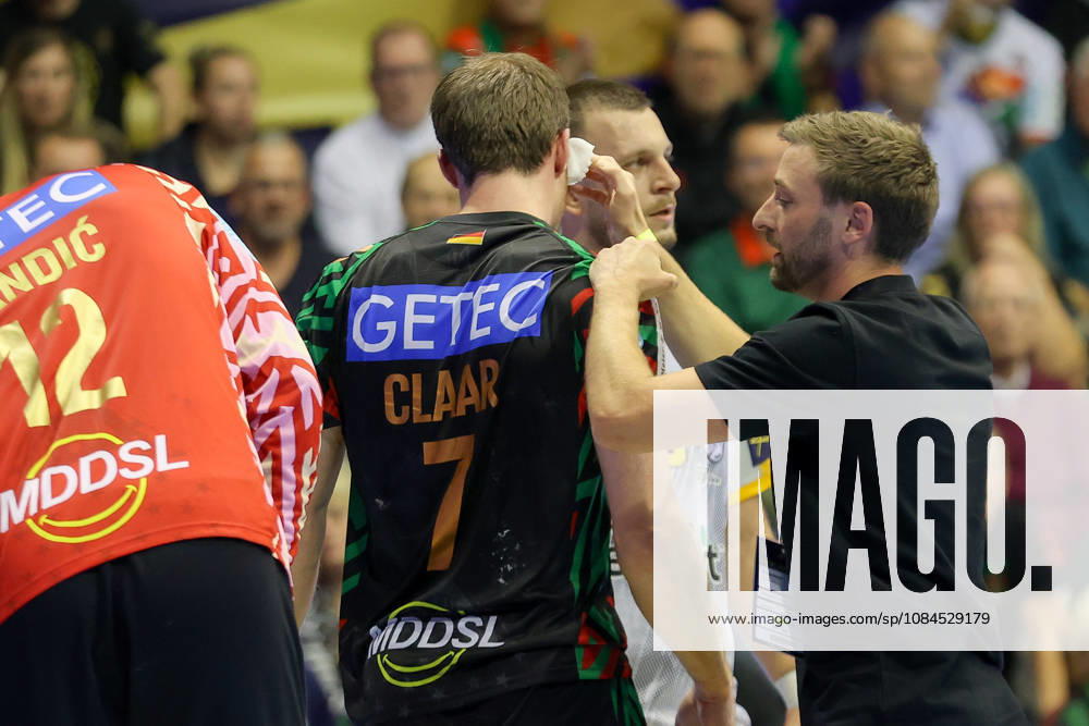 Handball Champions Legaue, SC Magdeburg - Industria Kielce, v.l. Felix Claar (Magdeburg, 7) verletzt Verletzung Magdeburg