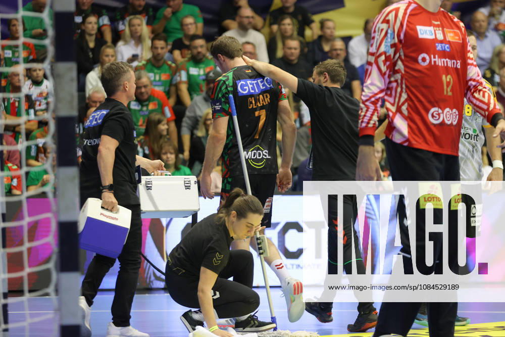 Handball Champions Legaue, SC Magdeburg - Industria Kielce, v.l. Felix Claar (Magdeburg, 7) verletzt Verletzung Magdeburg