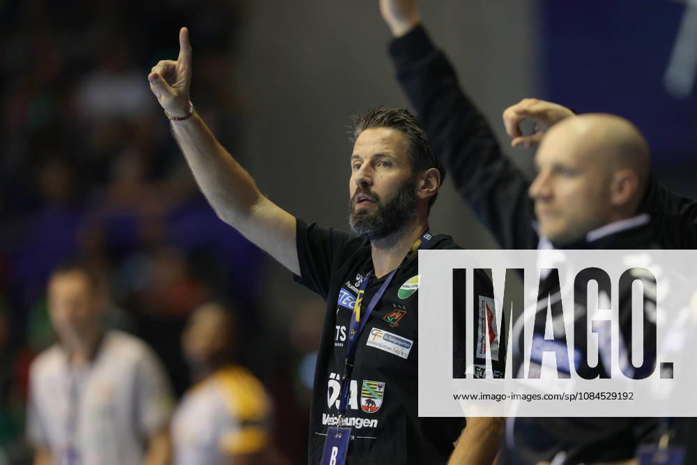 Handball Champions Legaue, SC Magdeburg - Industria Kielce, v.l. Bennet Wiegert (Magdeburg, Trainer) gibt Anweisungen, gestikuliert mit den Armen, gesticulate, gives instructions Magdeburg