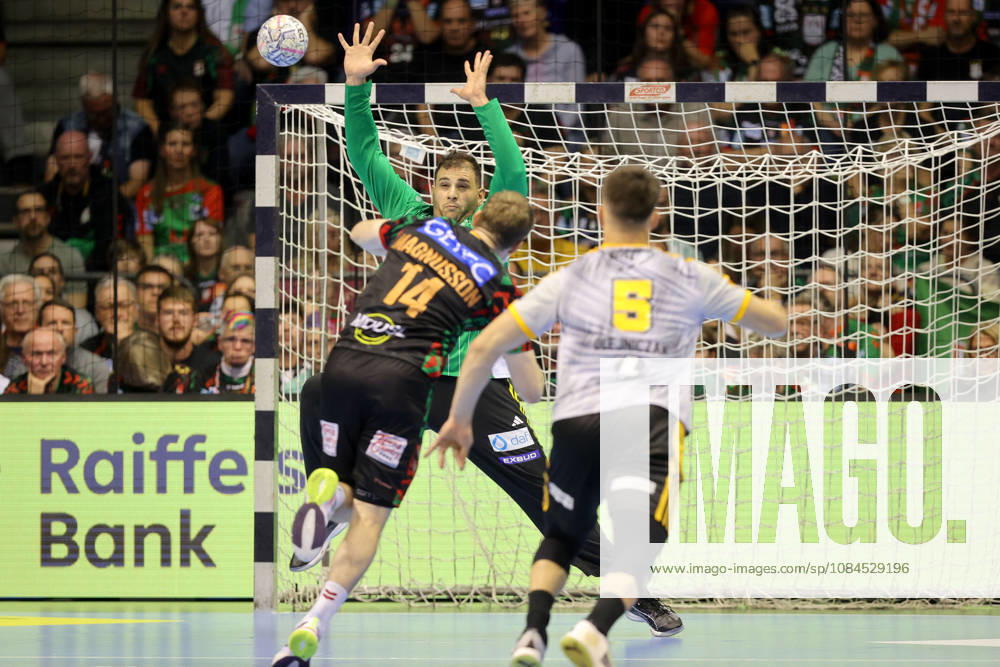 Handball Champions Legaue, SC Magdeburg - Industria Kielce, v.l. Dejan Milosavljev (Kielce, 96) , Omar Ingi Magnusson (Magdeburg, 14) Parade, haelt den Ball, faengt den Ball, pariert Magdeburg
