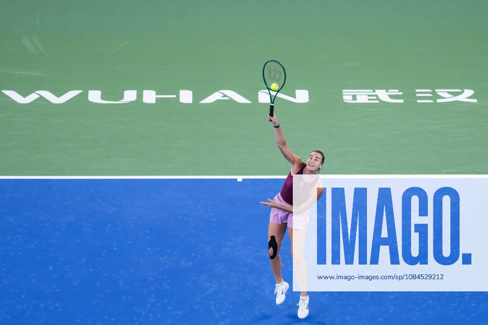 2026 WTA, Tennis Damen Wuhan Open: Aryna Sabalenka - Ann Li in wuhan, China - 14 Oct 2026 Aryna Sabalenka of Belarus plays against Ann Li of USA ( not in view) during the Wuhan Open final match at the Optics Valley International Tennis Center. Ann li defeated Aryna Sabalenka with a score of 3-6, 6-4, 7-6. wuhan China