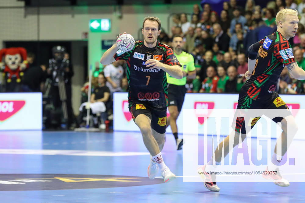 Handball EHF Champions League SC Magdeburg - Industria Kielce v.l. Felix Claar (Magdeburg, 7) am Ball, plays the ball Magdeburg